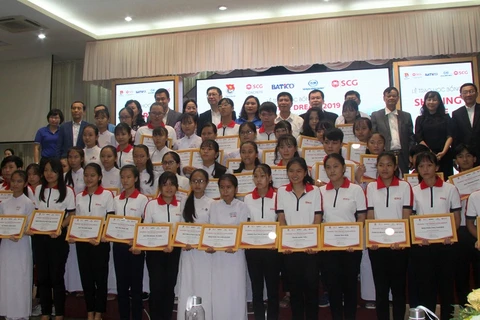 Thai firm presents scholarships to needy Vietnamese students