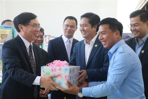 Vietnamese embassy presents 500 books to Cambodian province