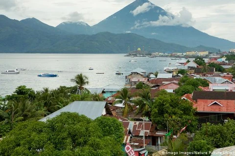 5.9-magnitude aftershock strikes Indonesia