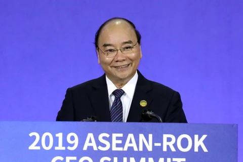 PM Nguyen Xuan Phuc attends ASEAN-RoK CEO Summit