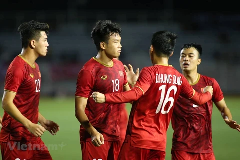 PM Nguyen Xuan Phuc congratulates Vietnam’s men football team