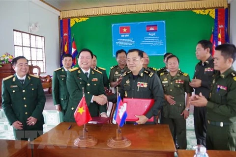 Armed forces of Vietnamese, Cambodian localities step up ties 