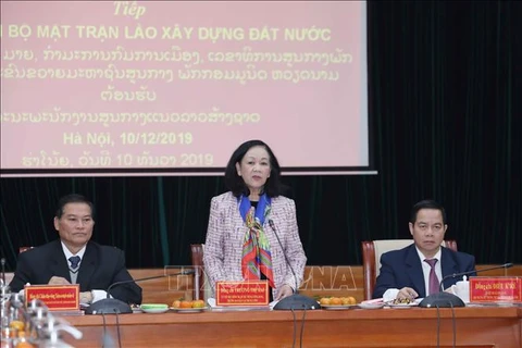 Mass mobilisation official hosts Lao guest 