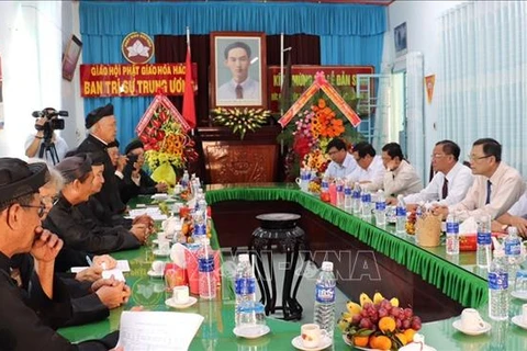 An Giang province’s officials send greetings to Hoa Hao Buddhists 