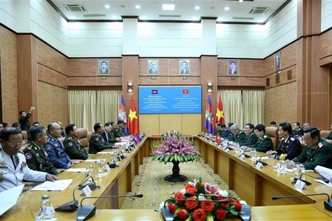Defence Minister Ngo Xuan Lich holds talks with Cambodian counterpart