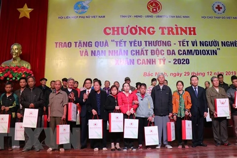 Deputy PM presents Tet gifts to needy people 
