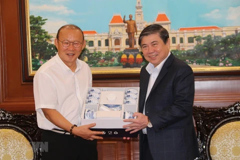 Football head coach contributes to Vietnam-RoK ties: official