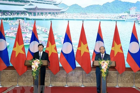 Vietnamese, Lao PMs: inter-gov’t committee meeting a success 