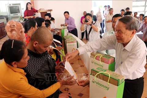 AO/dioxin victims in Soc Trang receive Tet gifts