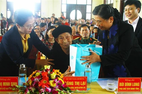 NA Vice Chairwoman presents Tet gifts to Nghe An people 