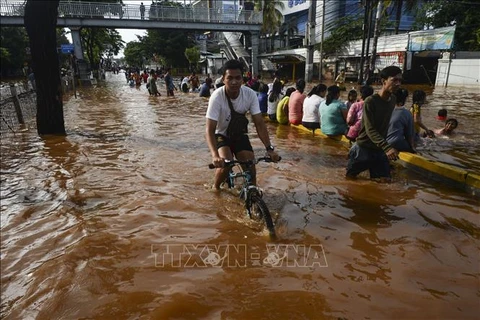 Death toll from Indonesia flood continues to rise
