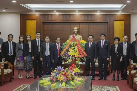 Delegation of Lao province pays pre-Tet visit to Hoa Binh