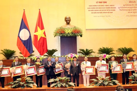 Laos honours Vietnam’s National Assembly organisations, individuals
