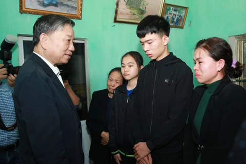 Minister visits families of police officers died in disturbance in Dong Tam