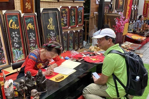 HCM City's residents flock to Tet calligraphy markets