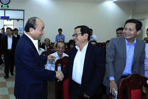 PM Phuc meets with former officials of central region