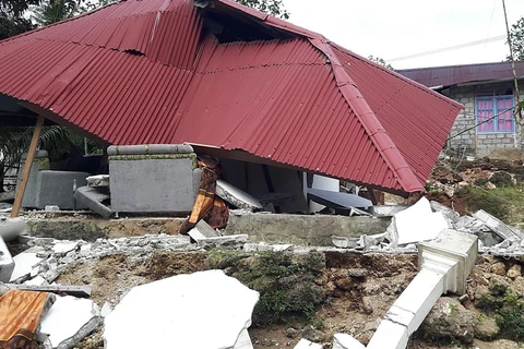 5.9-magnitude earthquake strikes central Indonesia 