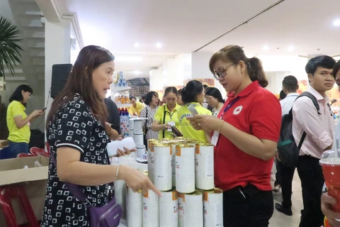 HCM City’s Red Cross Society supports poor people ahead of Tet
