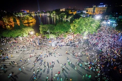 Tet city walk around Hoan Kiem Lake