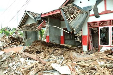 Strong quake hits eastern Indonesia