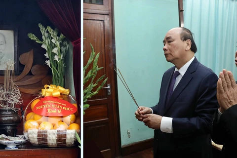 PM Nguyen Xuan Phuc offers incense to President Ho Chi Minh
