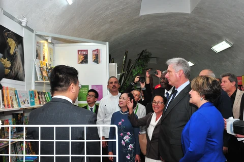 Cuban President visits Vietnam’s pavilion at Havana book fair