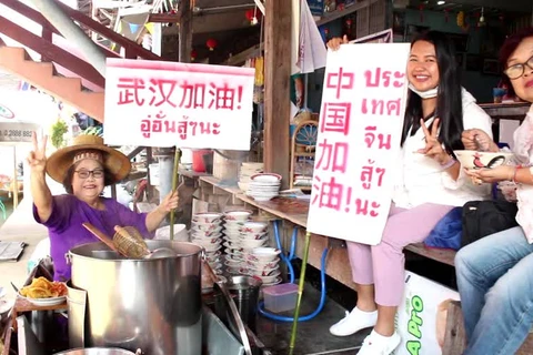Damnoen Saduak Floating Market merchants send support to China