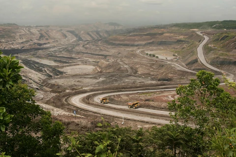 Indonesia loosens restrictions in mining law 