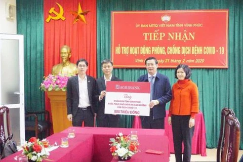 COVID-19: Agribank hands over 800 mln VND to Vinh Phuc 