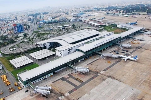 Tan Son Nhat airport seeks to close runway for repairs