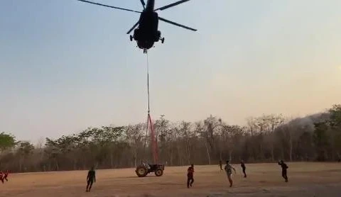 Thai army airlifts heavy firefighting machinery to Phu Kradueng
