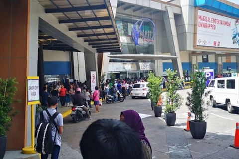 Dozens held hostage at Manila mall