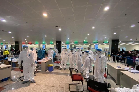 Health official checks COVID-19 prevention at Noi Bai int’l airport