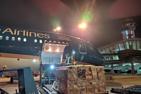 Vietnam Airlines carries anti-COVID-19 equipment to Hanoi for free 