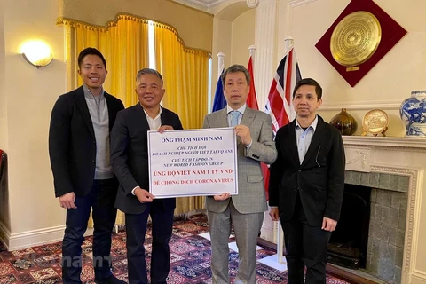Overseas Vietnamese national in UK presents aid to COVID-19 fight