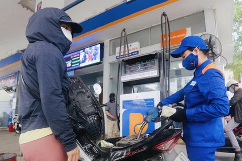 Petrol prices see sharp fall of up to 4,252 VND per litre