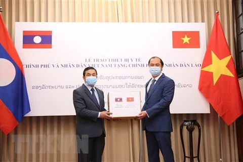 COVID-19: Vietnam presents medical equipment to Laos, Cambodia 