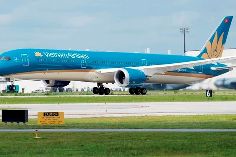 Vietnam Airlines offers free transport for health workers, medical equipment 