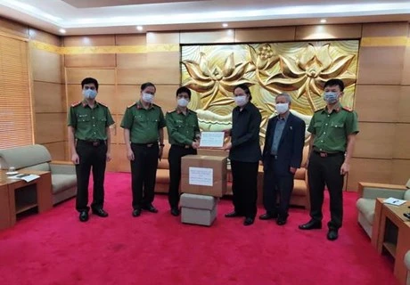 Medical masks presented to Laos-Vietnam friendship assoc