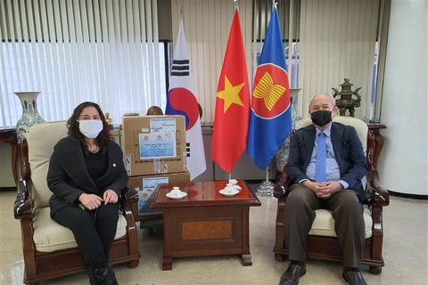 Vietnamese associations in RoK donate 3,000 face masks for COVID-19 fight