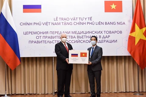 Vietnam presents antimicrobial face masks to Russia
