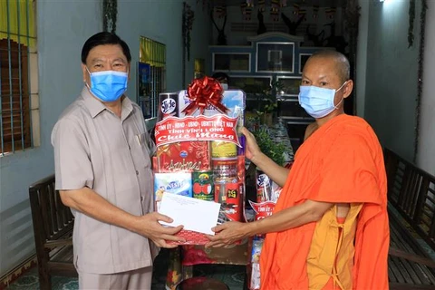 Vinh Long officials visit Khmer community to mark new year festival