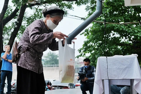 Hue, Da Nang cities set up free ‘rice ATMs’