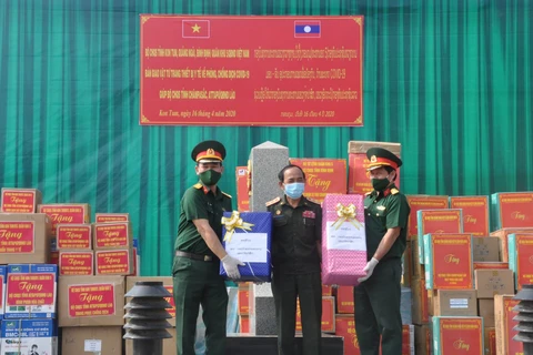 Vietnam presents Laos with medical supplies for COVID-19 fight
