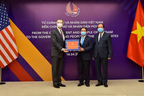 Vietnam presents antibacterial face masks to US