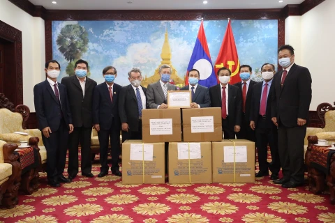 COVID-19: Vietnam presents medical supplies to Lao people
