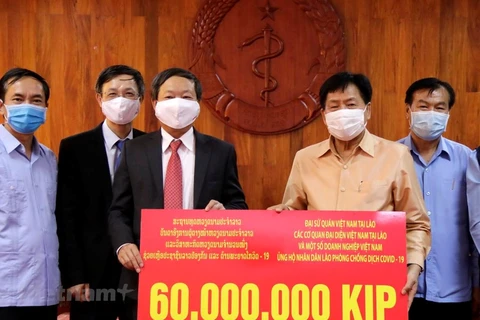 Vietnamese Embassy donates 6,800 USD to Laos’ COVID-19 fight