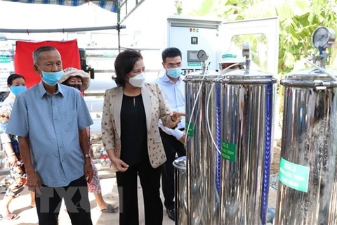Another RO water purifier presented to Ben Tre province