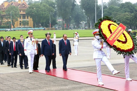 Leaders pay tribute to President Ho Chi Minh on national reunification day