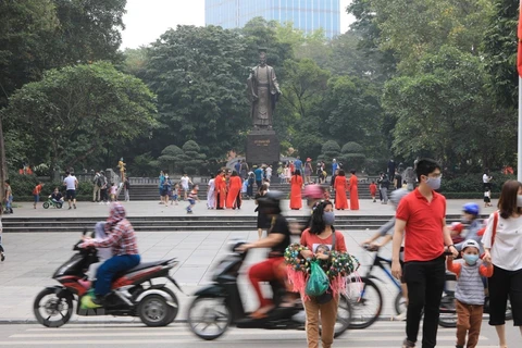 Hanoi: Tourist sites packed with visitors as social distancing order lifted